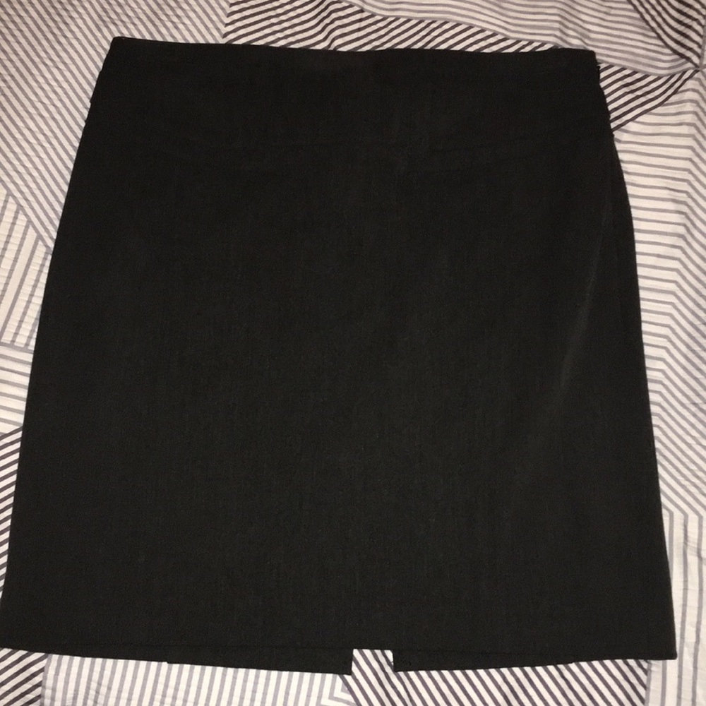 🎉🎉 NWOT dark grey pencil skirt with cute detail